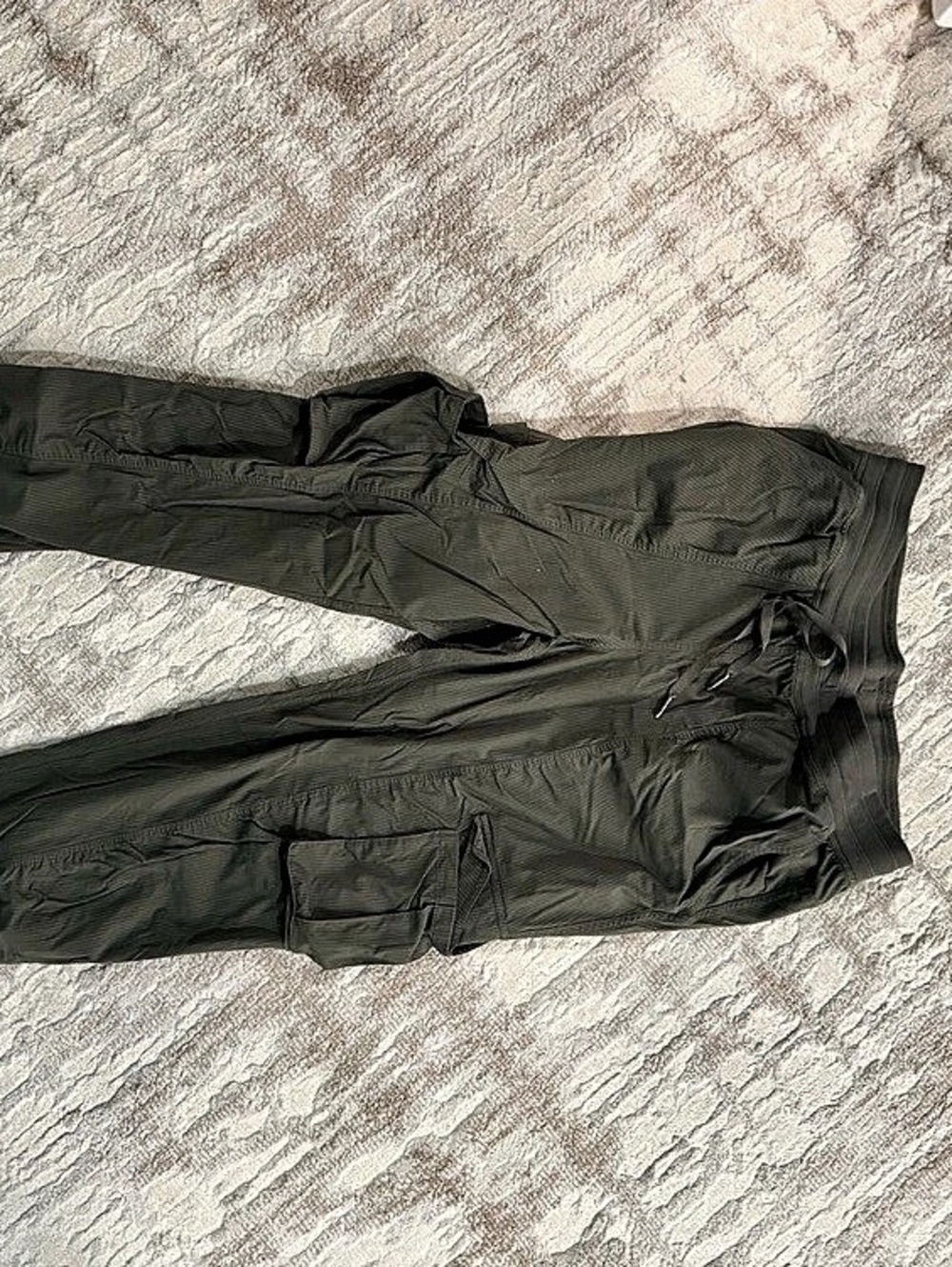 lululemon Dynamic Movement Jogger Cargo Pants in Green, Medium
